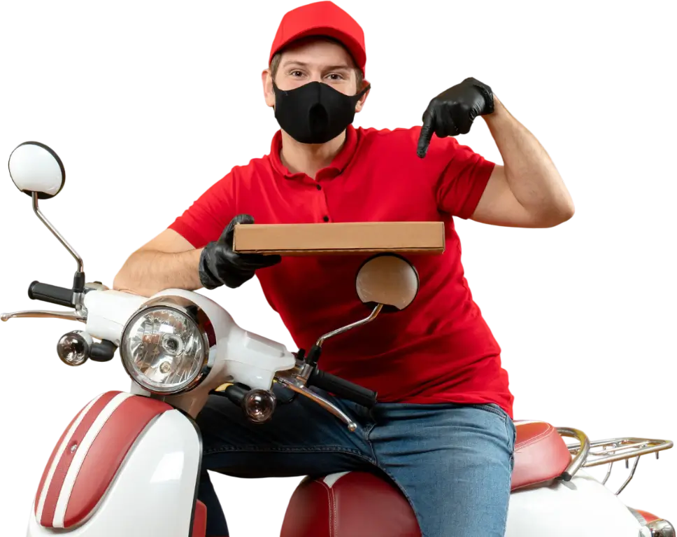 Repartidor de comida en scooter, usando mascarilla y guantes, sostiene una caja de entrega mientras señala hacia ella. Ideal para ilustrar servicios de entrega a domicilio.