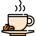 Taza de café humeante acompañada de granos de café sobre un plato. Ideal para amantes del café y la cultura cafetera.